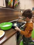 Zajęcia starszaków w kuchence szkolnej